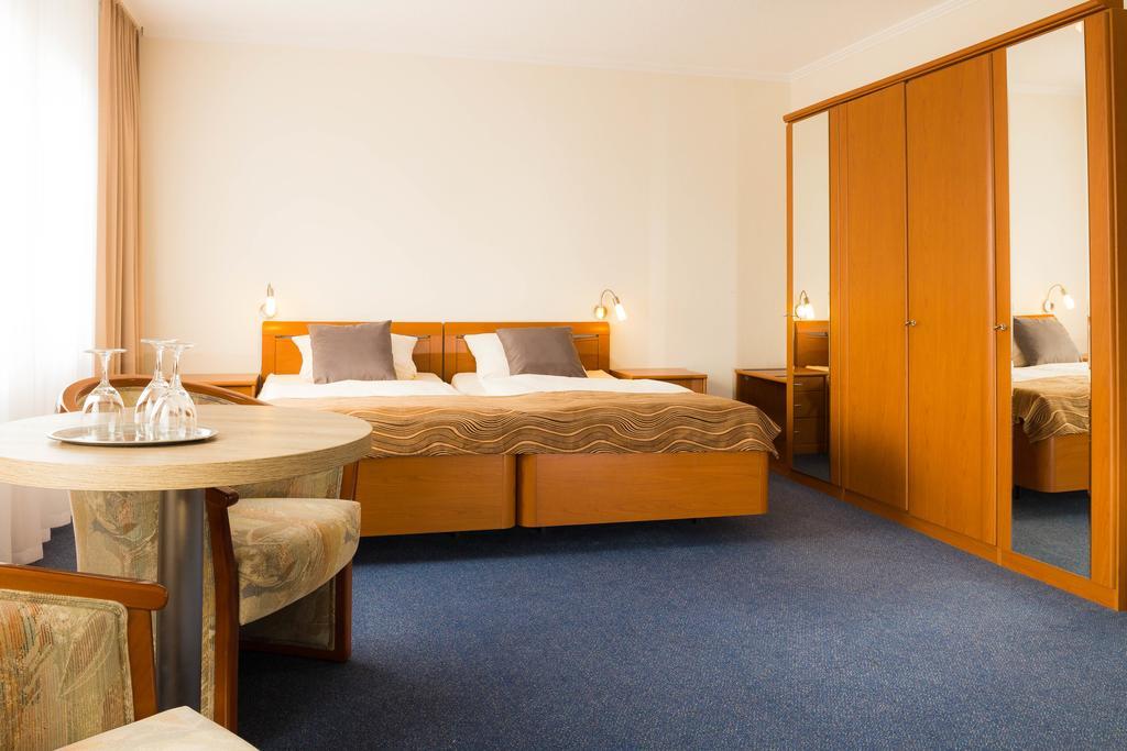 Strand Hotel Nordsee, Hotel Deichlaeufer Тосенс Екстериор снимка
